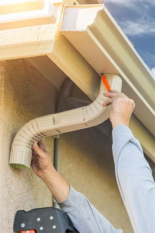 expert roofer installing a gutter