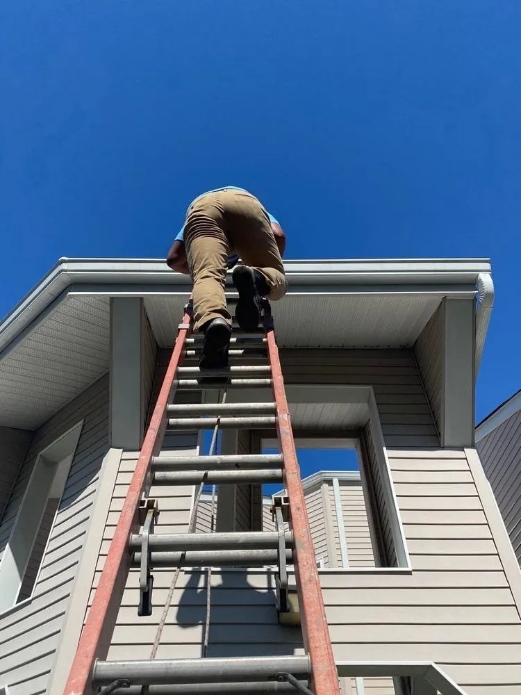 expert roofer replacing the gutter