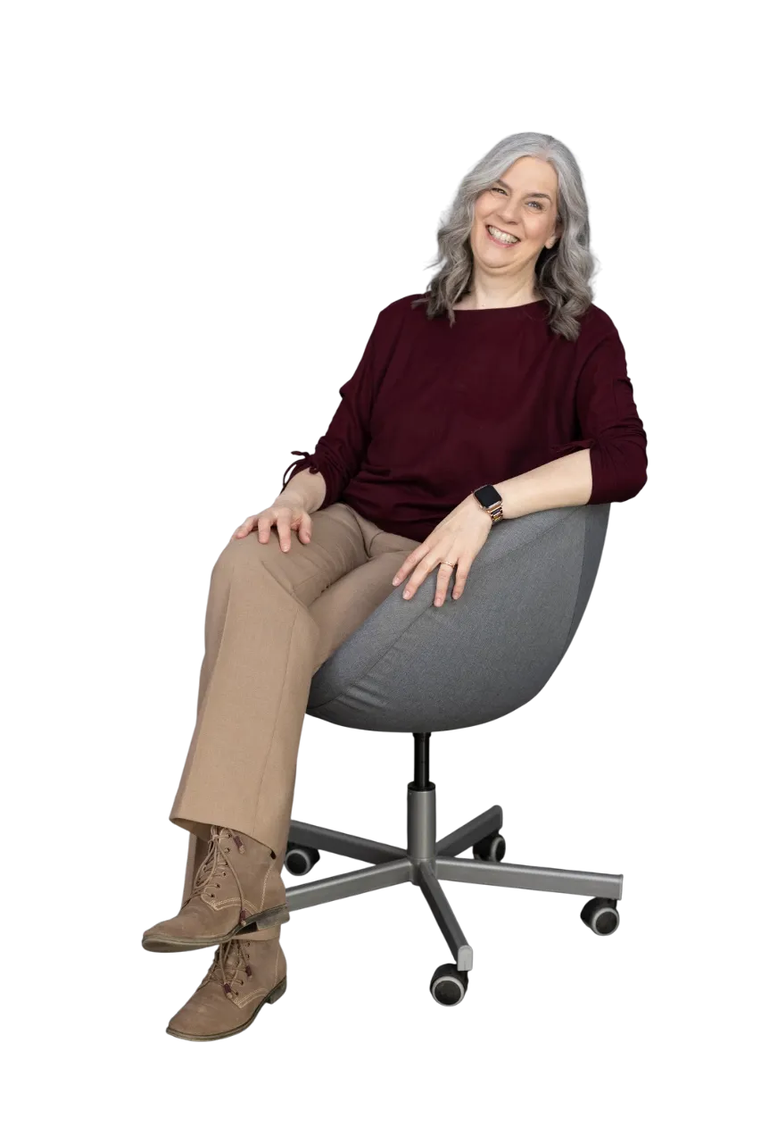 Corinna auf einem Stuhl sitzend