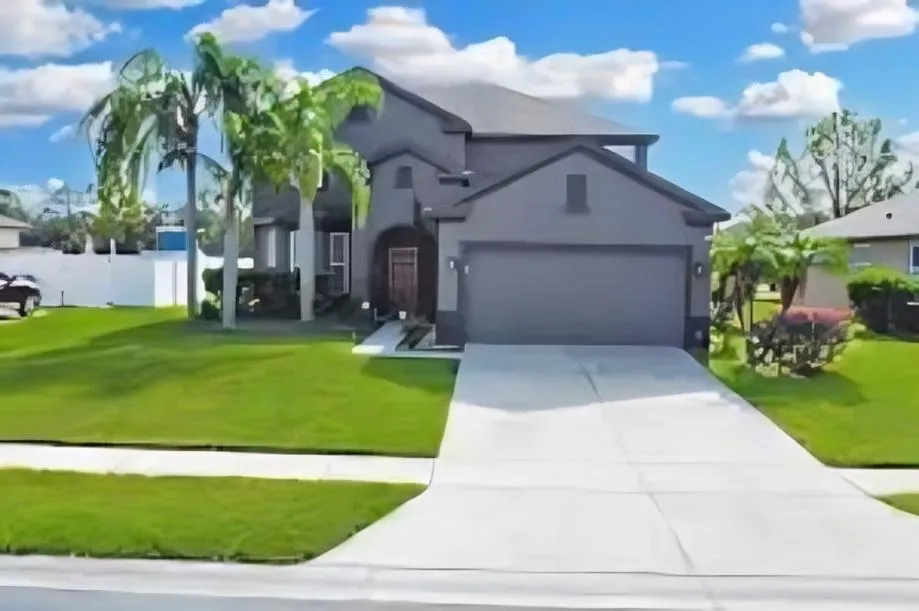 Kissimmee Concrete builds and installs driveways.