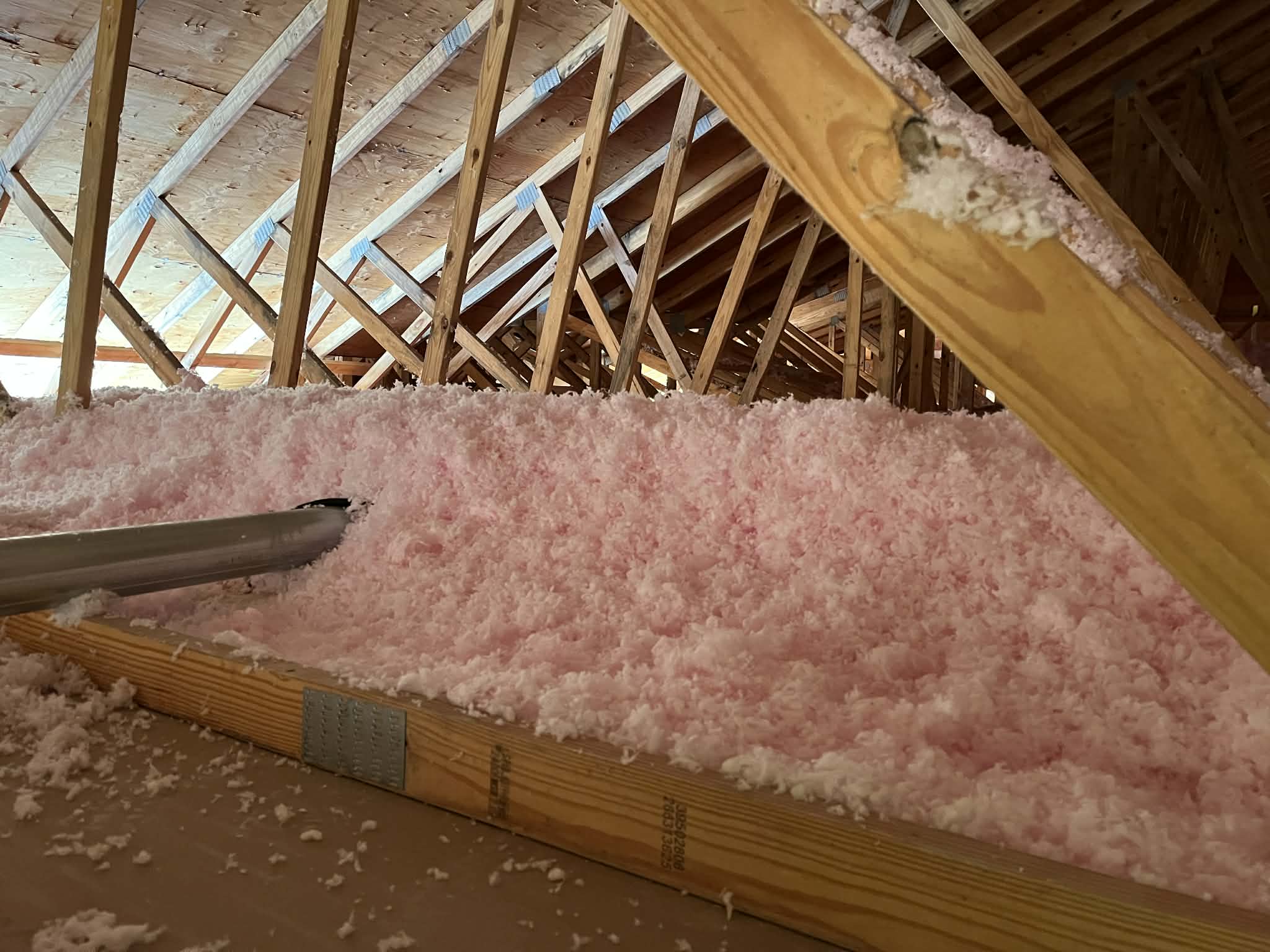 a bunch of windmills that are standing in the grass