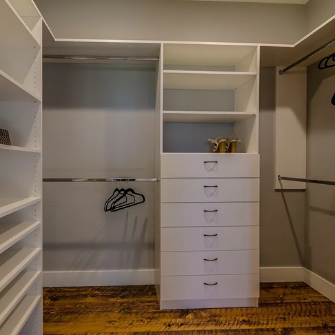 Custom Closets & Furniture Assembly