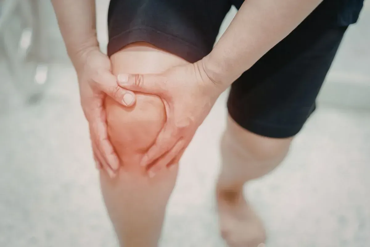 Pessoa com dor no joelho