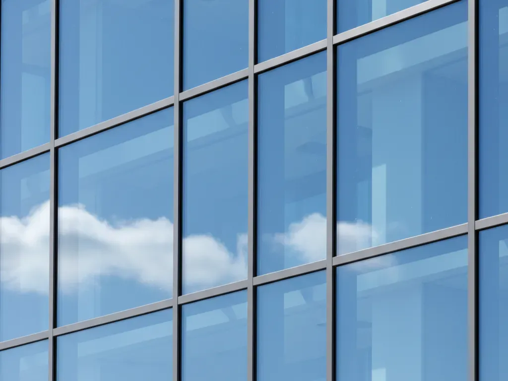 Fatada usoara din aluminiu cu panouri vitrate montata pe cladire moderna, solutie arhitecturala durabila