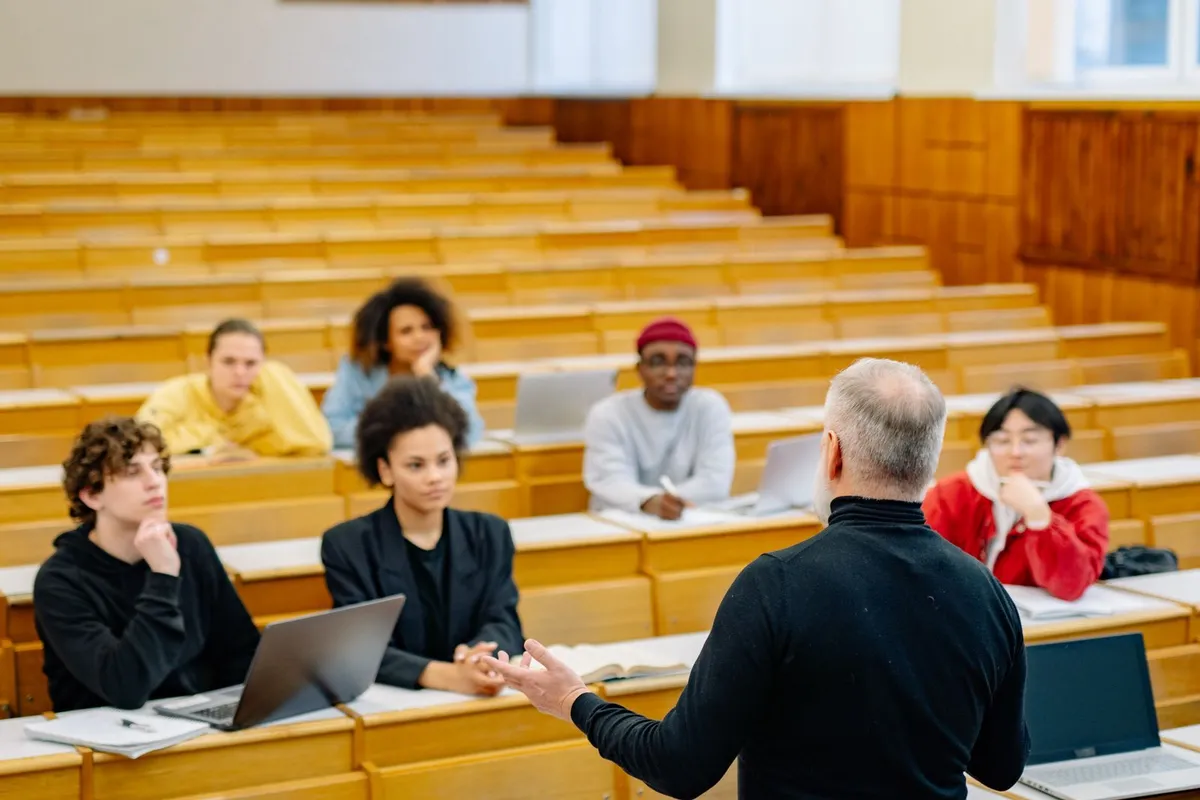 Una academia de inglés bajó los pagos tardíos del 30% al 9% sin llamar a nadie
