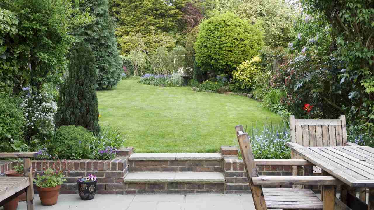 The Benefits of Hiring a Professional Landscaper