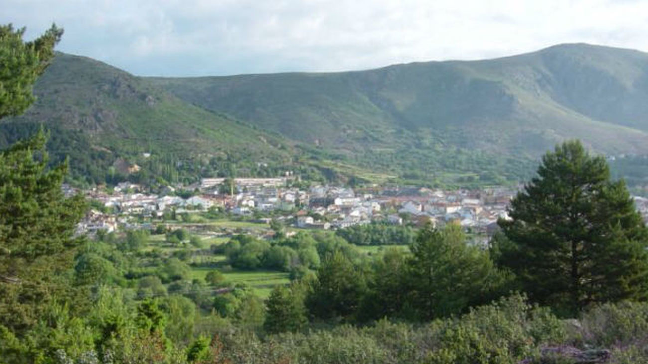 Salón moderno con ventanales de suelo a techo, mobiliario minimalista en tonos claros, luz natural abundante y vistas al jardín privado, transmitiendo amplitud y calidez familiar.