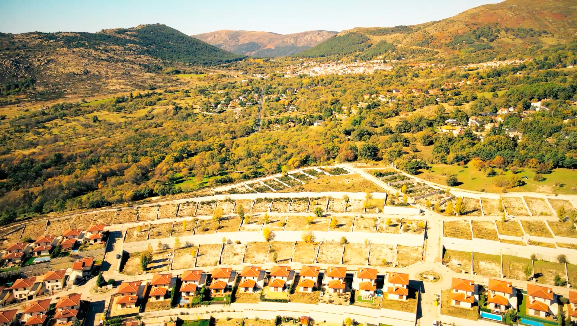 Dormitorio principal tipo suite con grandes ventanales, decoración elegante en tonos neutros, textiles suaves y acceso directo al jardín privado, evocando descanso y privacidad.