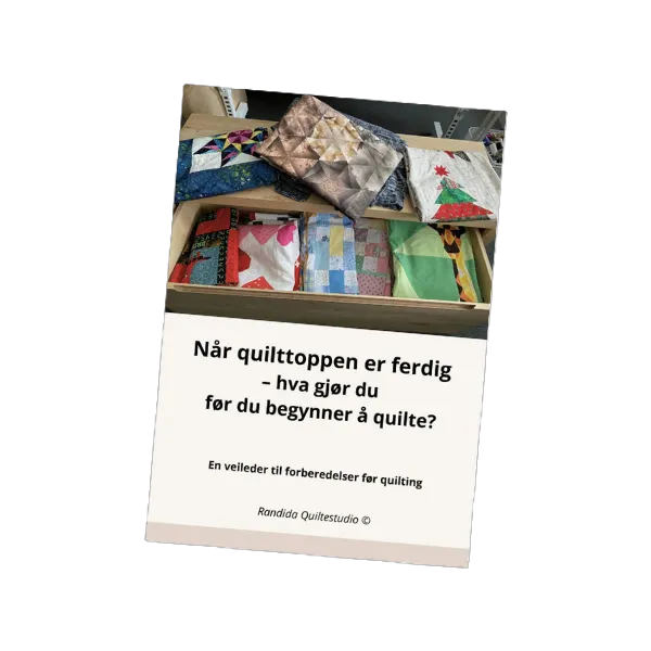Bilde av veilederens forside. Øverst en bilde av en åpen skuff med uferdige quilttopper. Flere uferdige topper ligger oppå benken. Under bilde står tittelen på veilederen og copyright RandidaQuiltestudio.