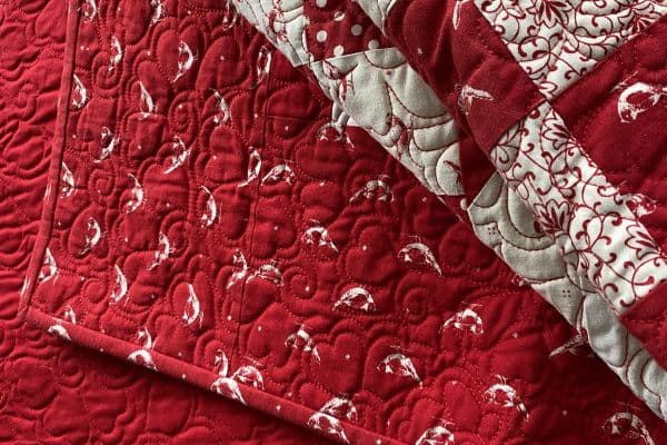 Nærbilde av en rød-hvit quilt