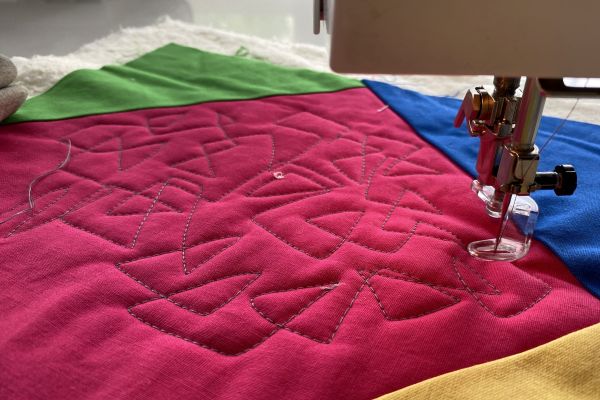 Hvordan komme i gang med frihåndsquilting på symaskin?