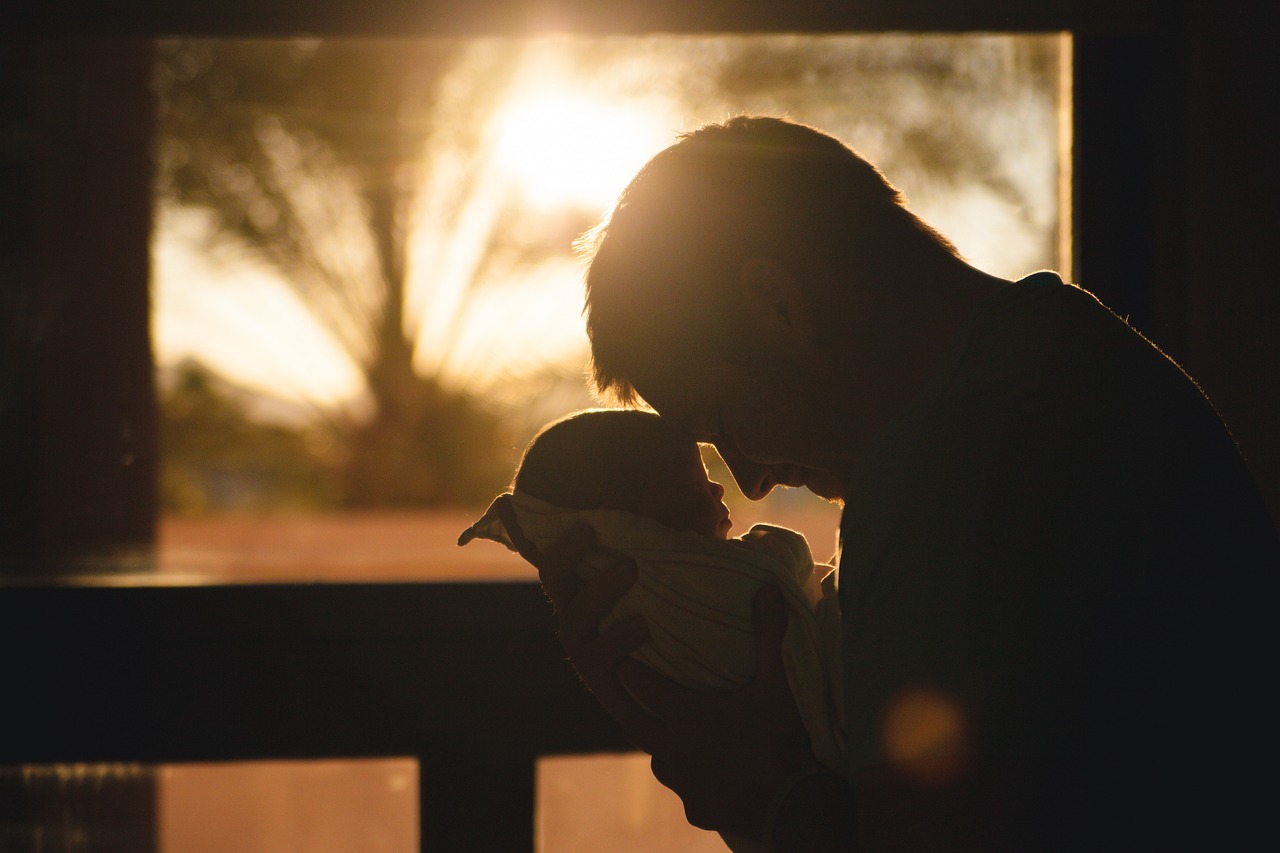 father with a new born