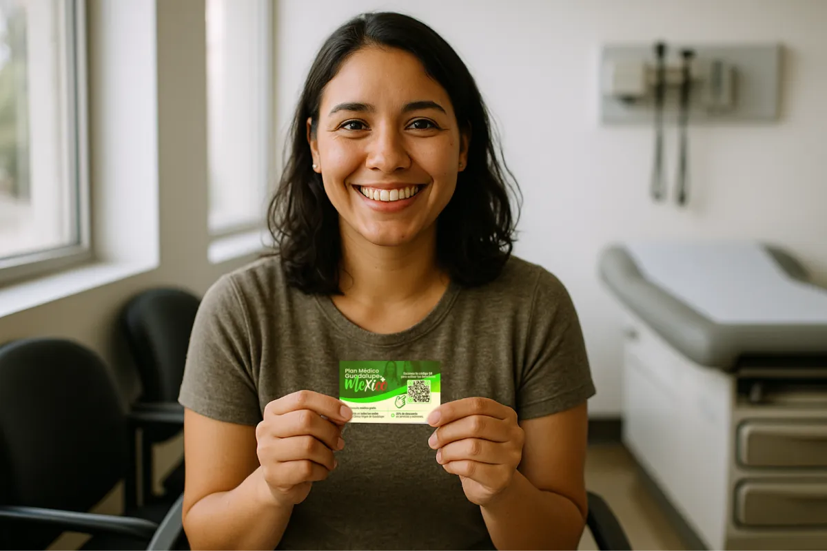 Paciente sonriendo con su tarjeta del Plan Médico Aurora en la sala de espera