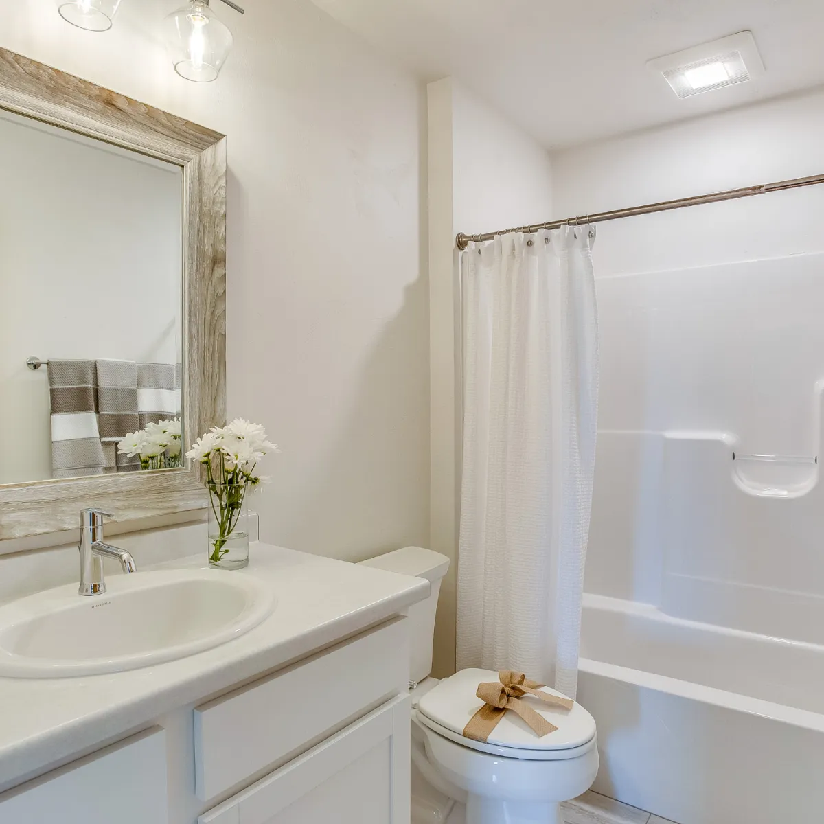 Expert Bathroom Remodel by Hand in Hand Contracting, Dallas Fort Worth Texas