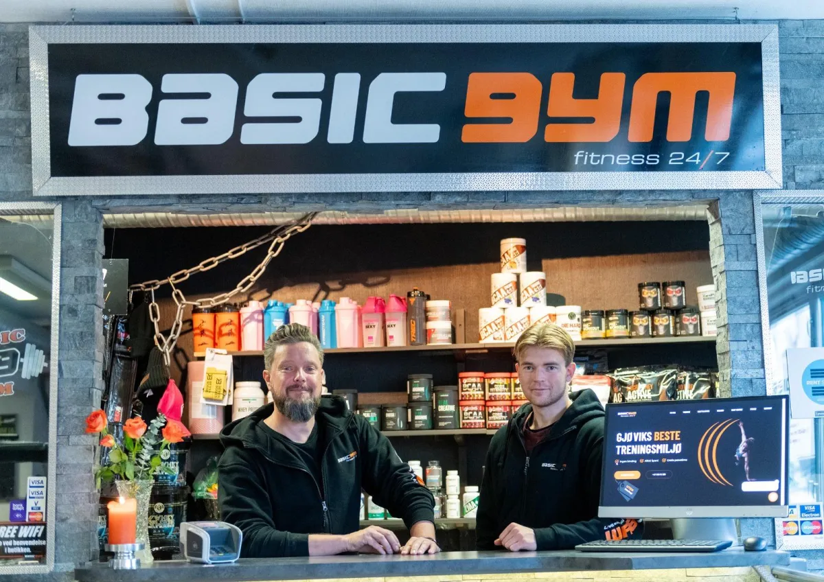 two person inside gym exercising