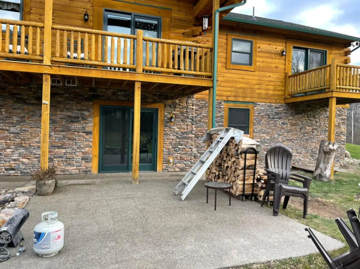 Stone masonry veneer installation on house exterior