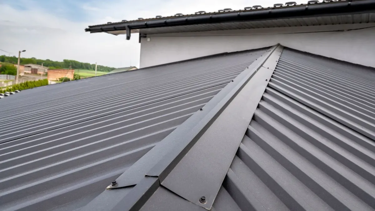 nfrared reading showing a dark roof section far hotter than the white coated section beside it — what type of roof is best for a hot climate