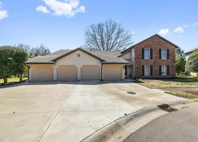 Owensboro Concrete builds and installs driveways.