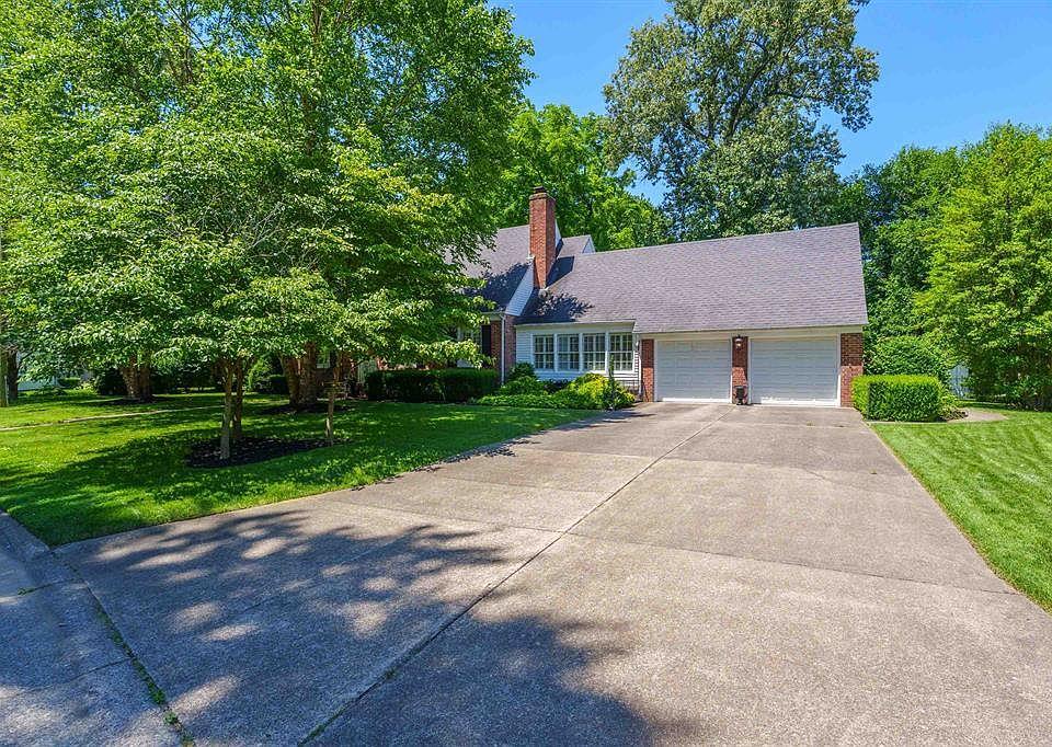 Owensboro Concrete builds and installs driveways.