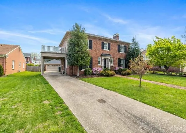 Owensboro Concrete builds and installs driveways.