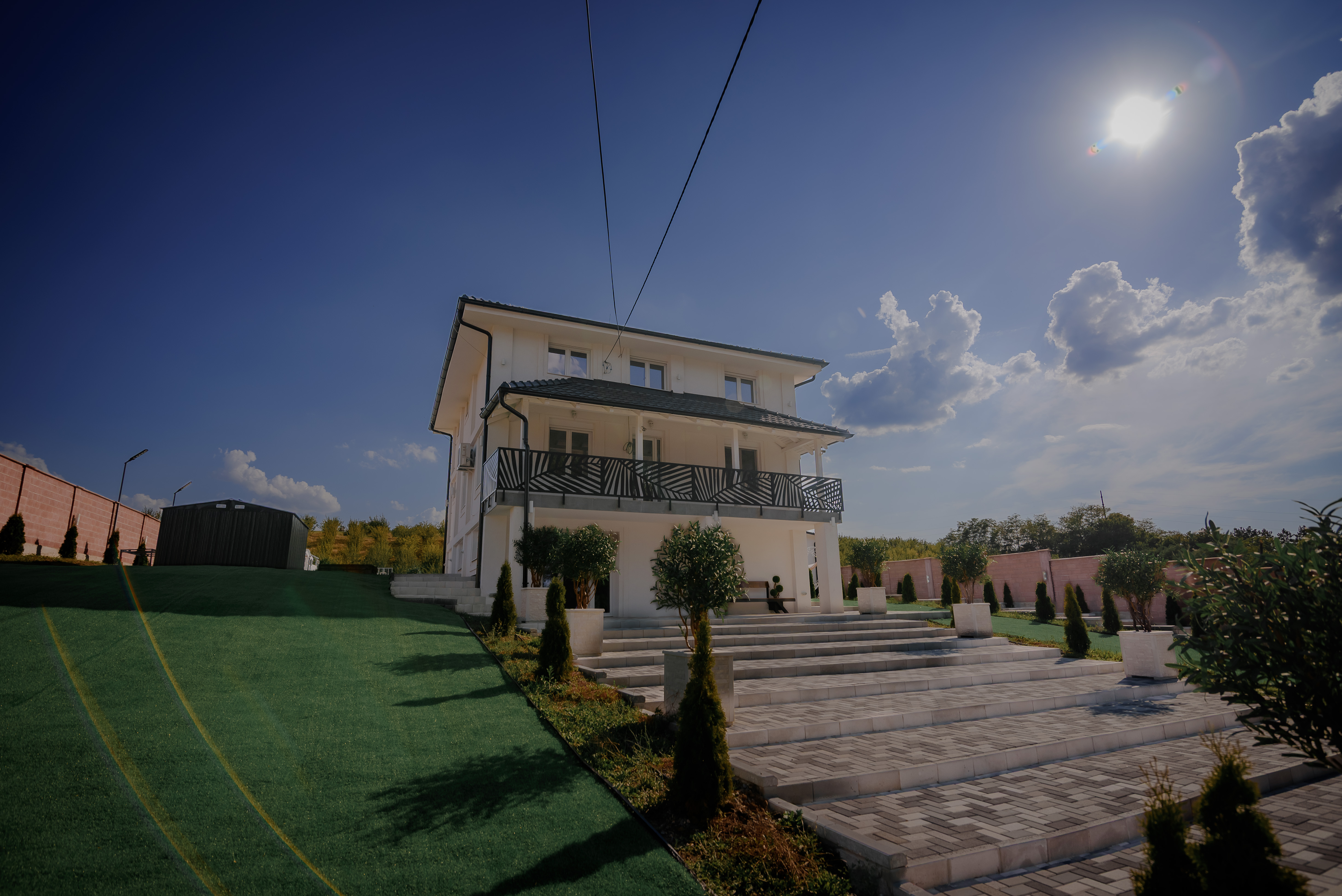 Elegantna proslava u vili, gosti u svečanoj atmosferi, prirodno svetlo, sofisticirani dekor, miran ambijent, luksuzna postavka stola, nežne boje, osećaj mira i radosti