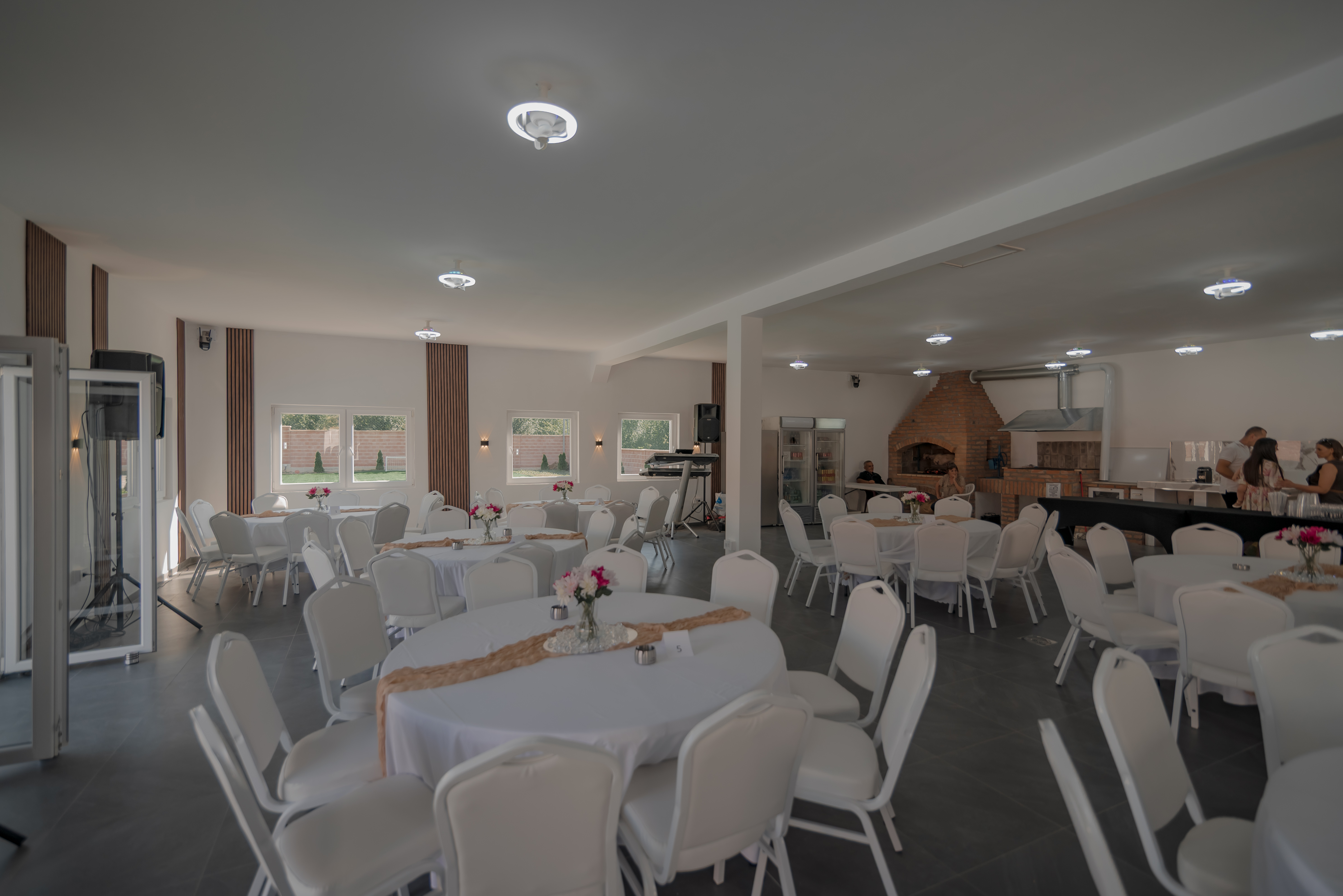 Domaćin zabrinut zbog organizacije, diskretno u pozadini, gosti uživaju, elegantan enterijer, osećaj odgovornosti, suptilna napetost, sofisticirana scena, pastelne boje