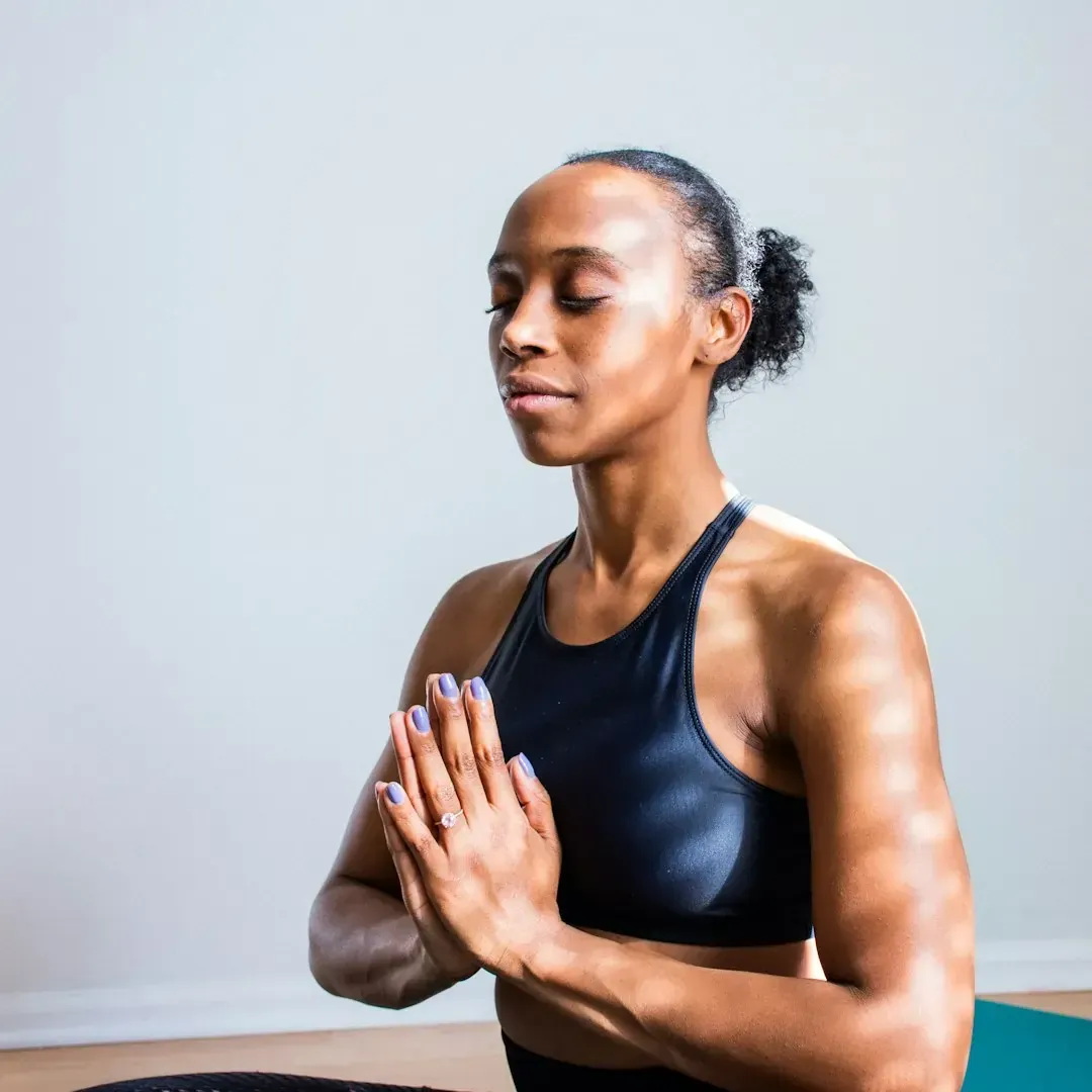 Woman practicing meditation and mindfulness, representing the benefits of breathwork for emotional balance and wellness.