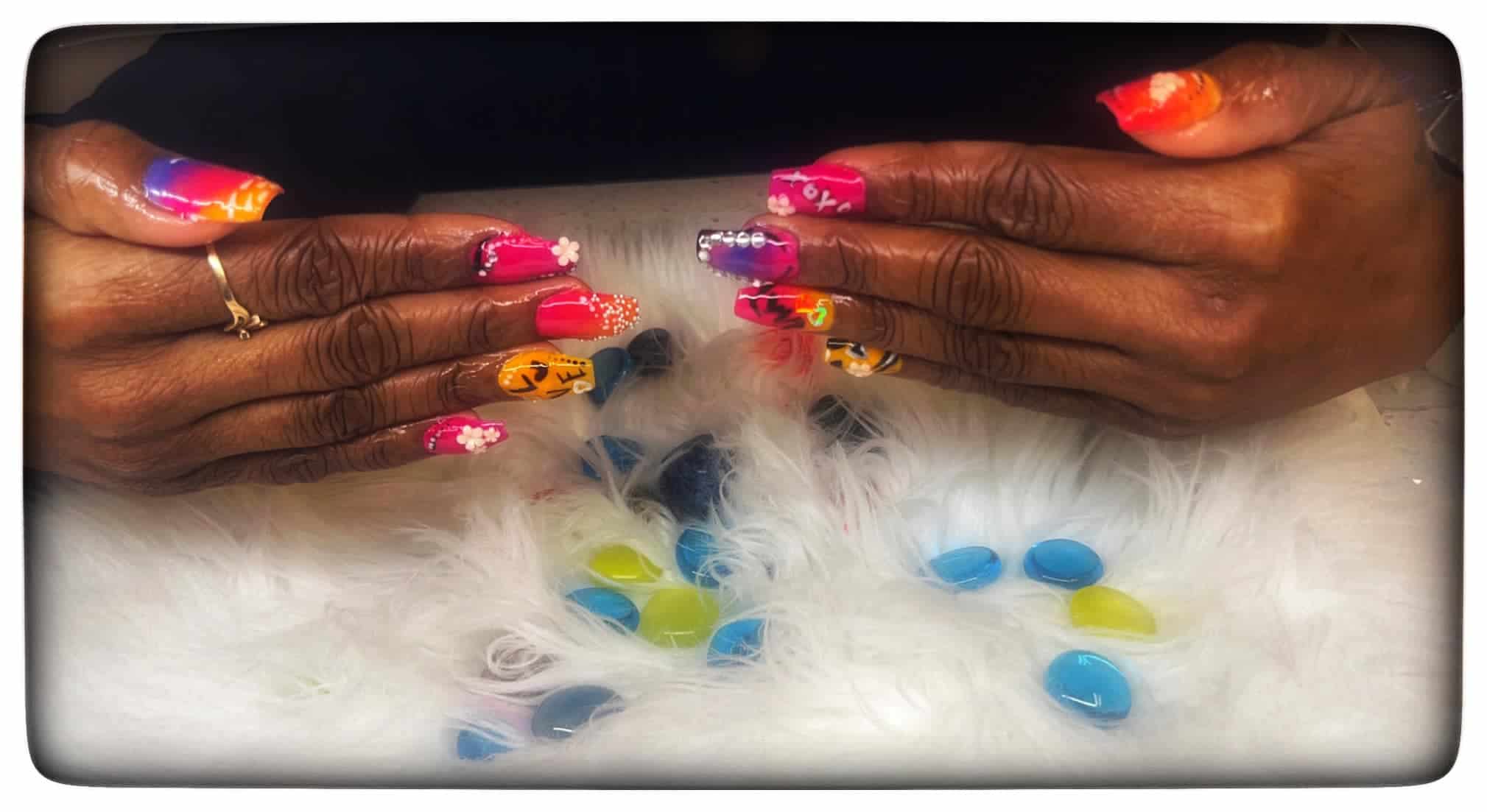 Fingernail Salon Services