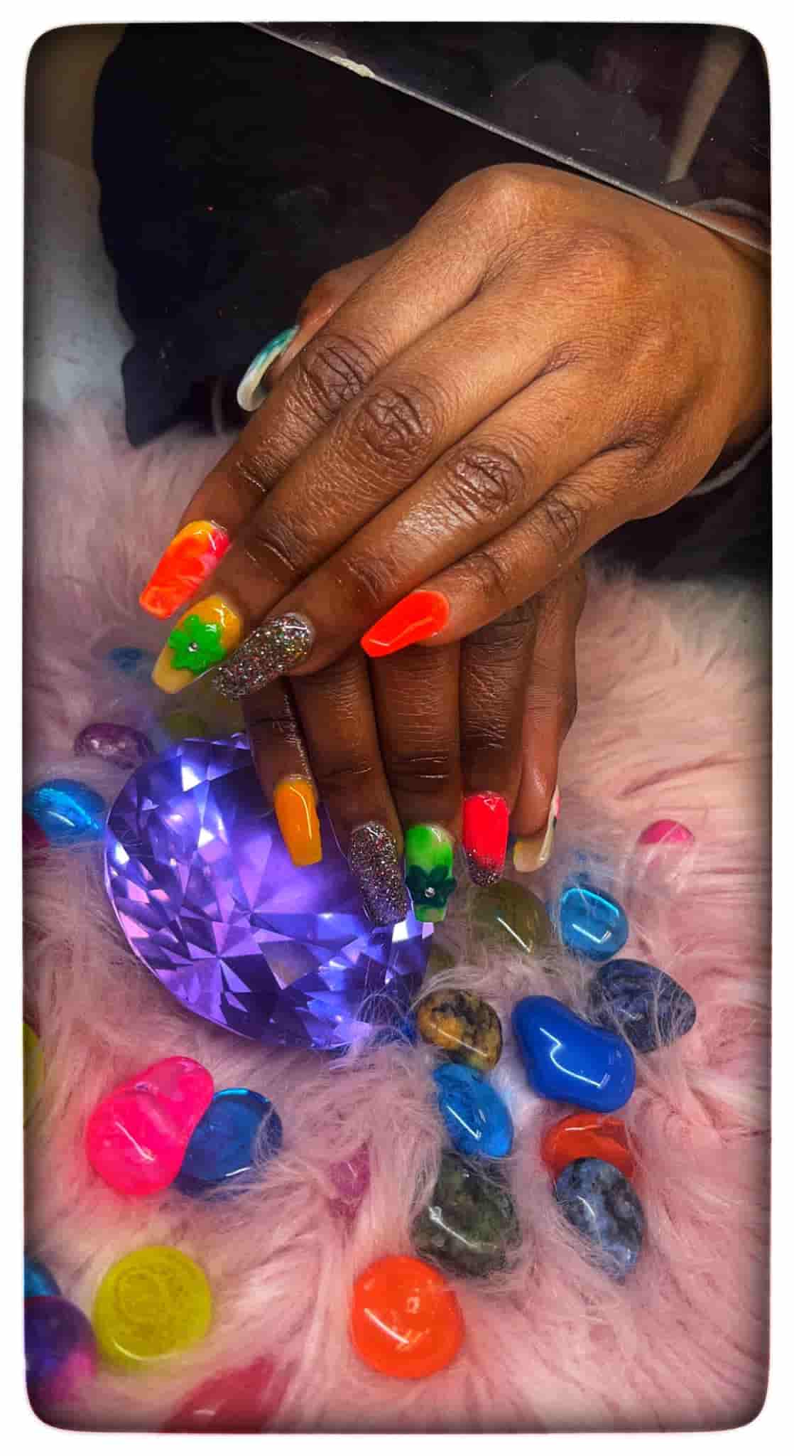 Fingernail Salon Services