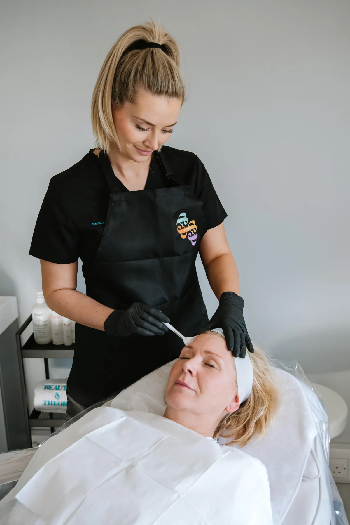 Student carrying out a facial on client