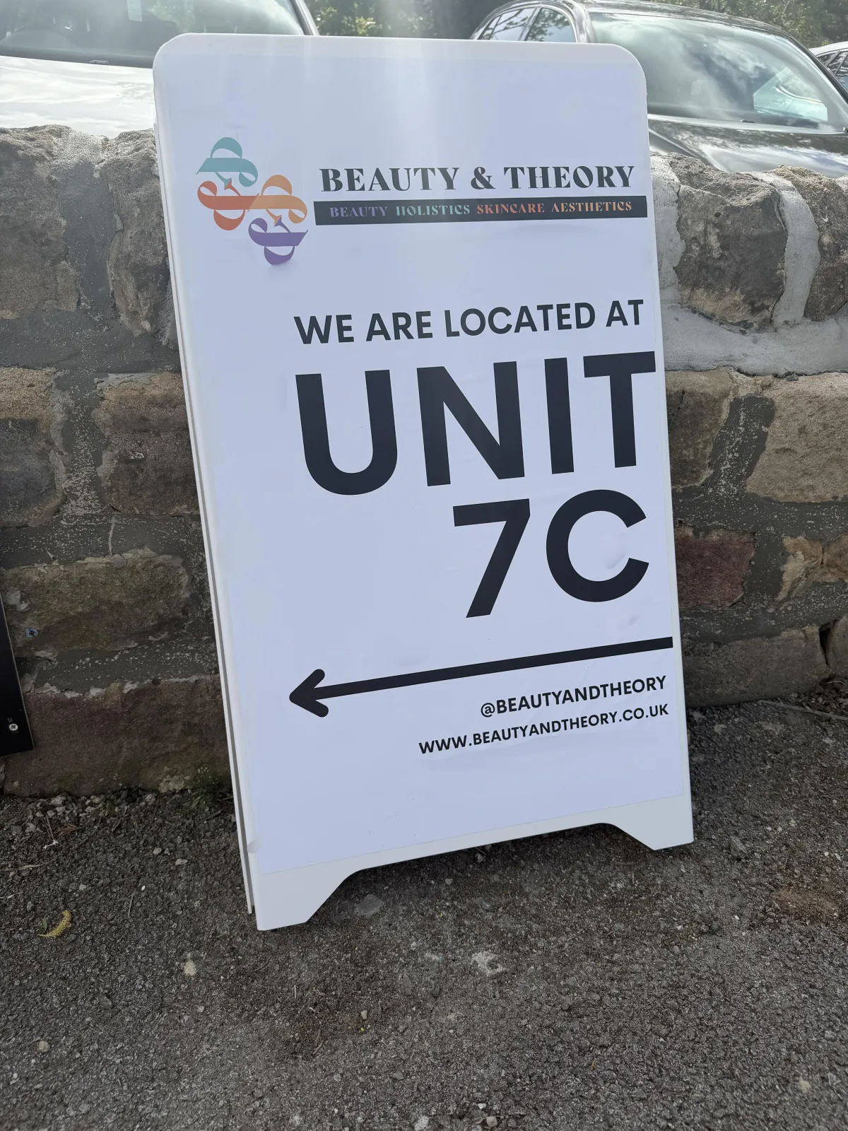 UNIT 7C sign directing people to the new entrance of Beauty & Theory