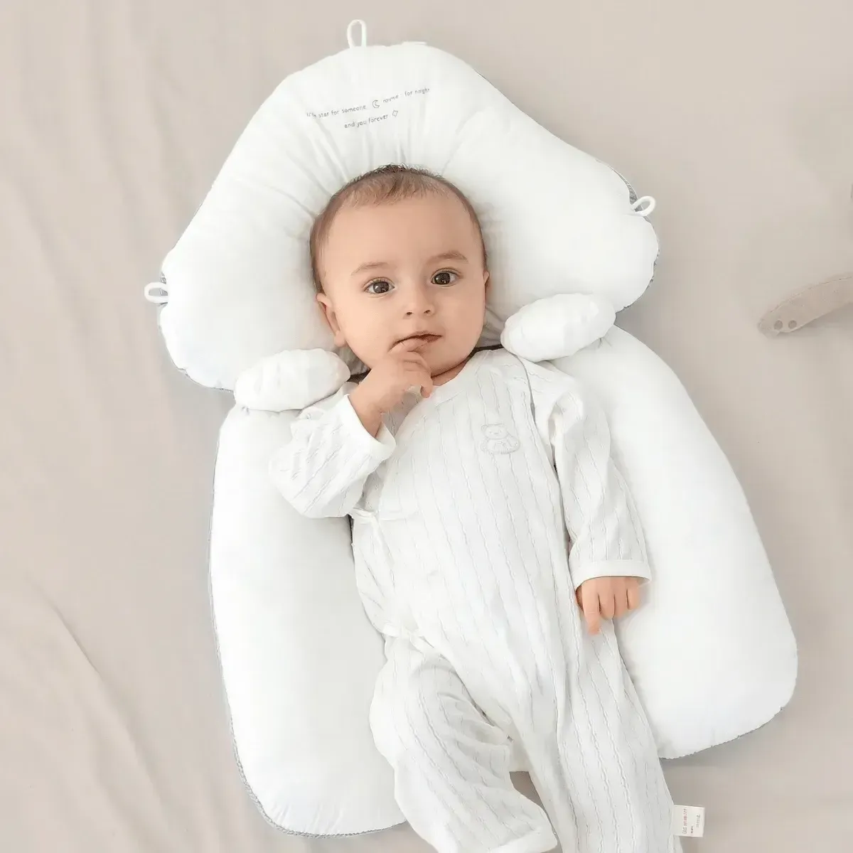 Baby sleeping with perfect spinal alignment on Pisolo pillow
