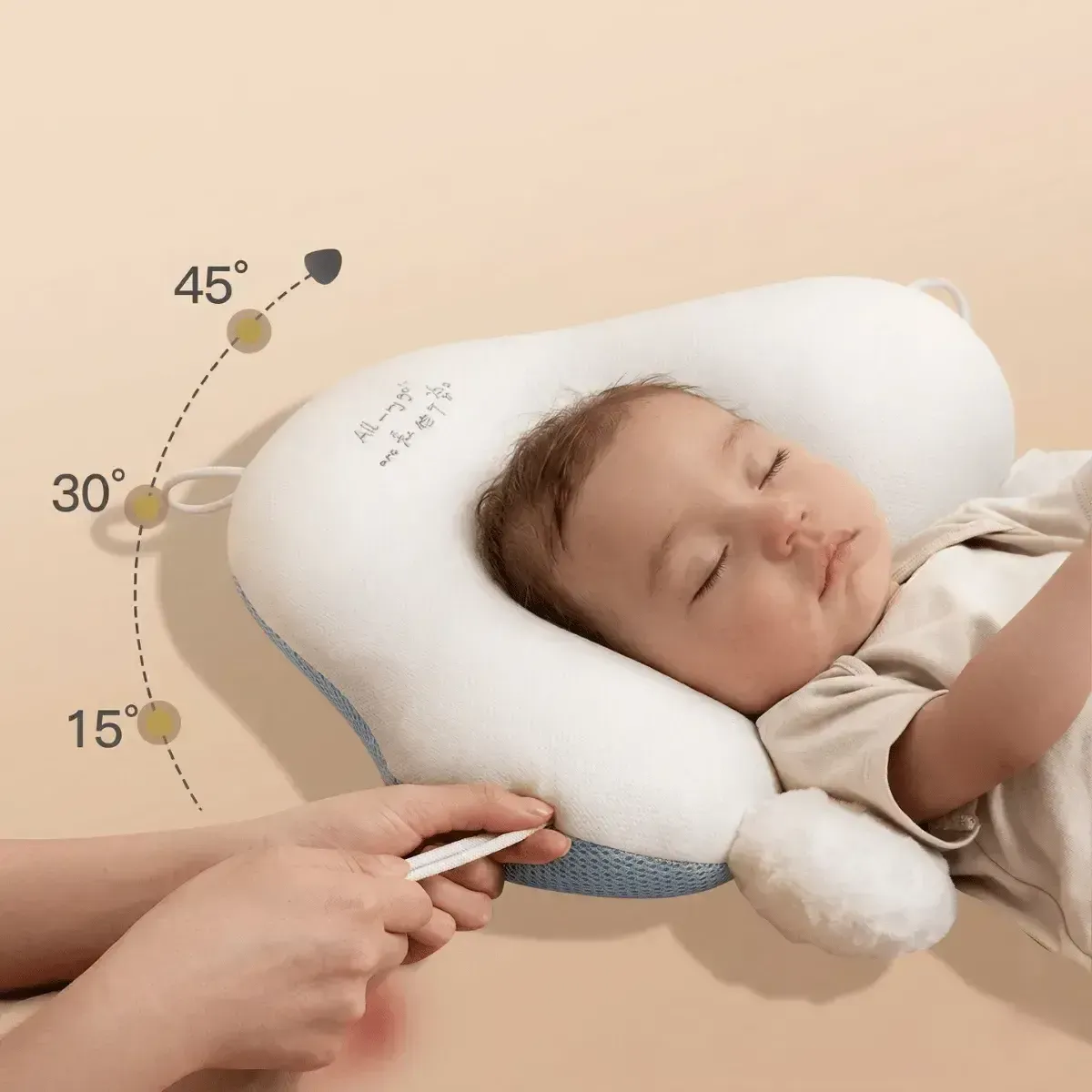 Genitore stanco ma premuroso che tiene un neonato di notte, per alleviare il reflusso