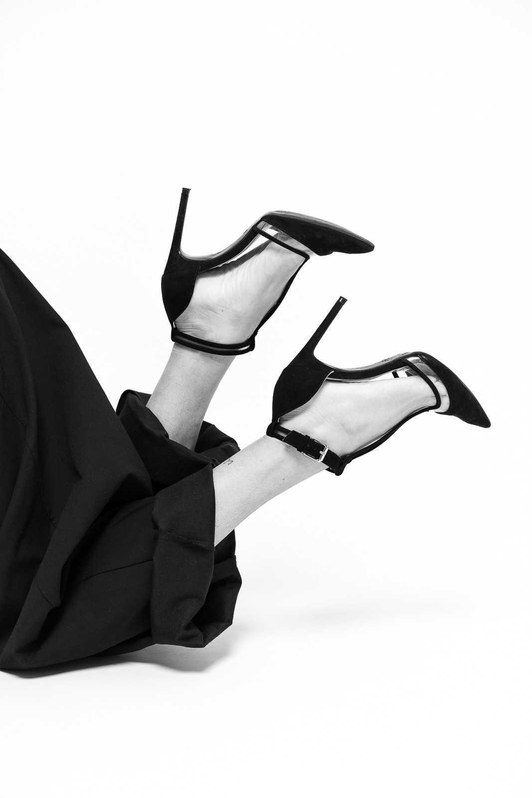 Woman 40+ Fine Art Detail mit High Heels, Eleganz und Stil auf hellem Hintergrund