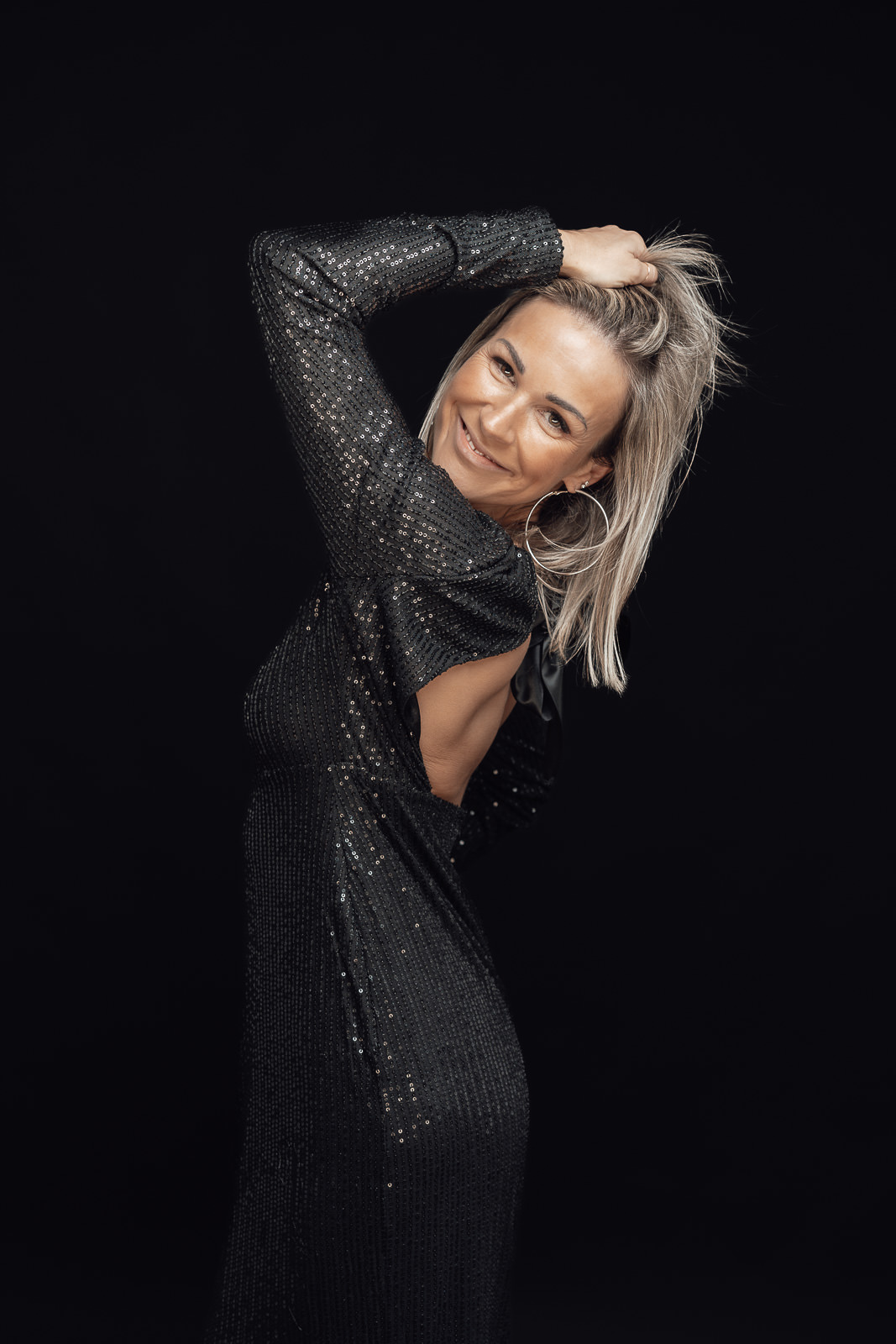 Frauen Fine Art Portrait im schwarzen Paillettenkleid mit strahlender Leichtigkeit