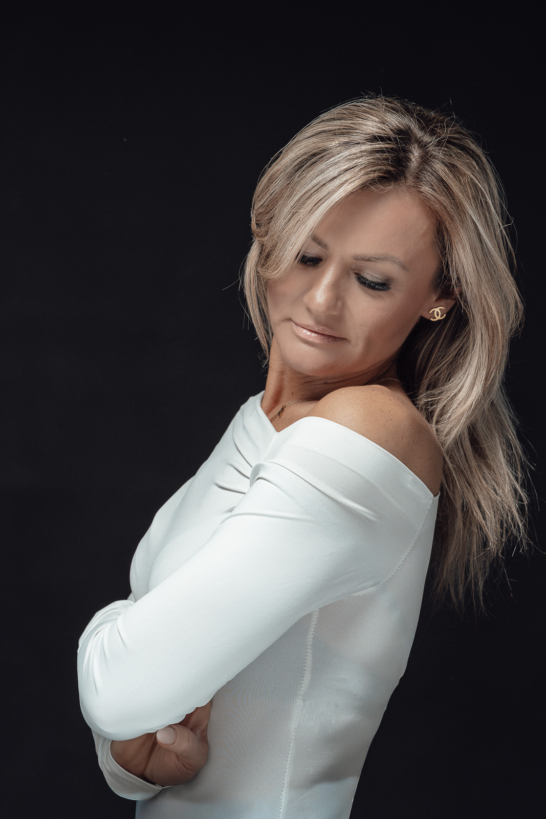 Woman 40+ Portrait voller Eleganz und Ausstrahlung vor dunklem Hintergrund