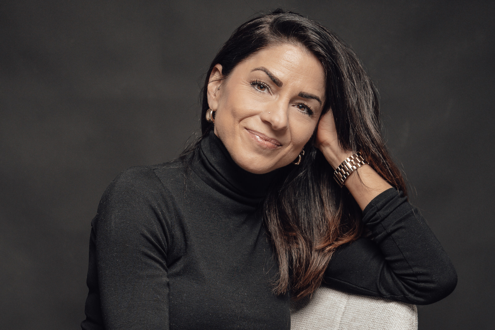 Authentisches Frauenportrait 40+ mit sanfter Präsenz und natürlicher Eleganz