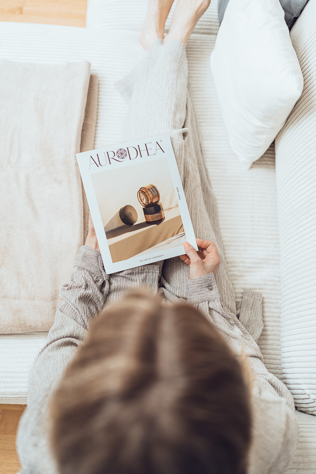 Lifestyle Branding Foto mit Magazin auf Sofa in heller, ruhiger Wohnatmosphäre