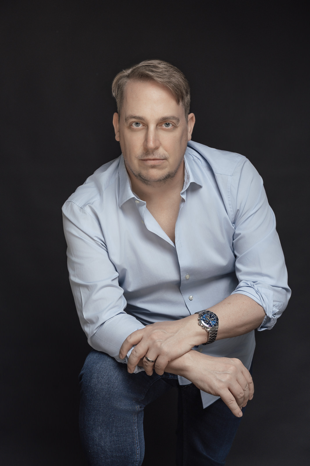 Businessportrait eines Mannes mit ruhiger Präsenz und klarem Blick vor dunklem Hintergrund