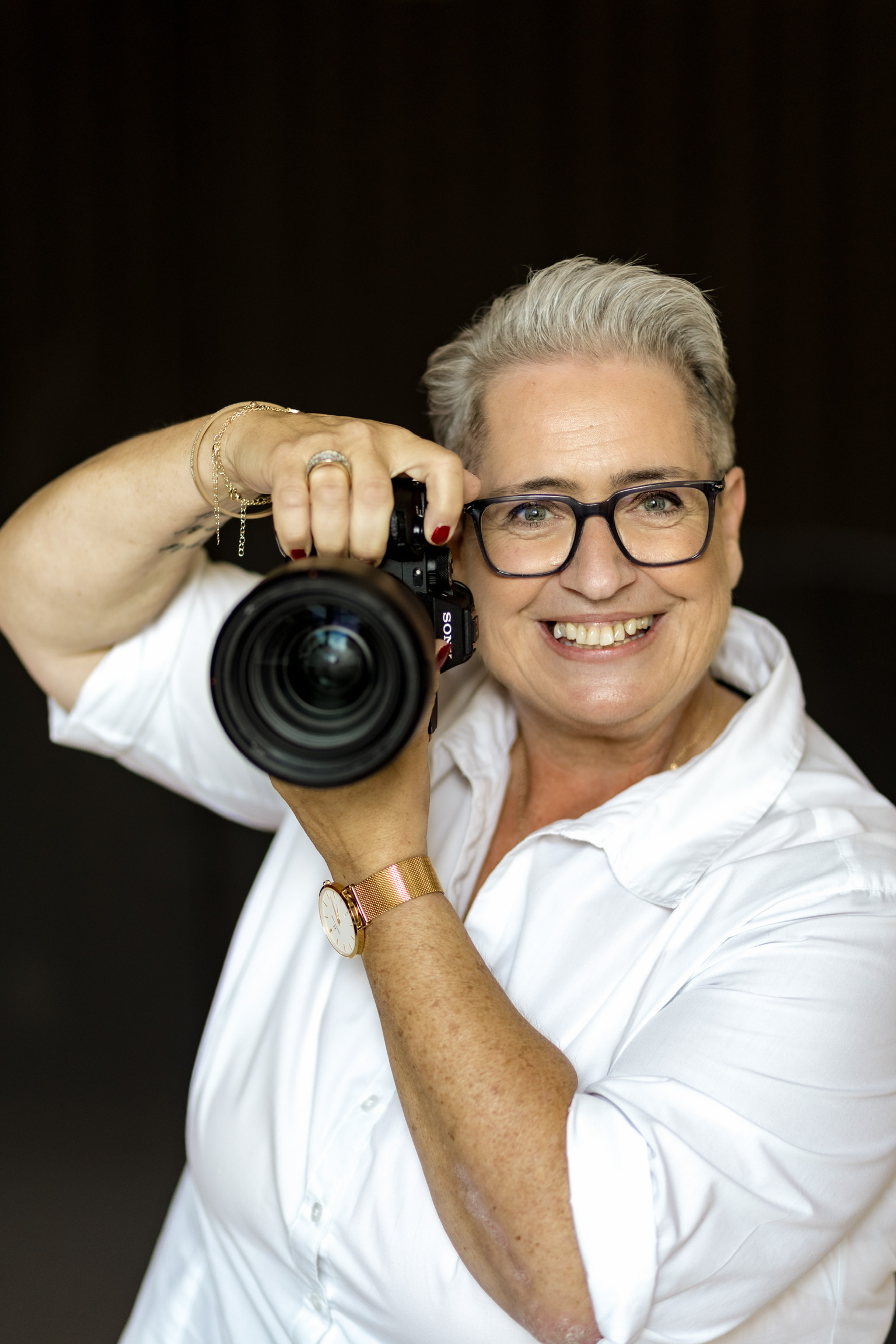Business Portrait mit Ausstrahlung vor dunklem Hintergrund
