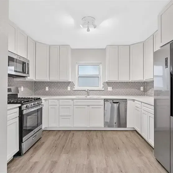 St. Louis kitchen remodelers upgrading cabinets with soft-close hinges and modern handles