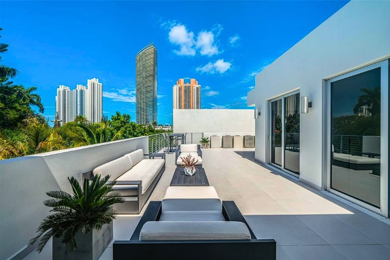 Golden Shores Miami Home Rooftop