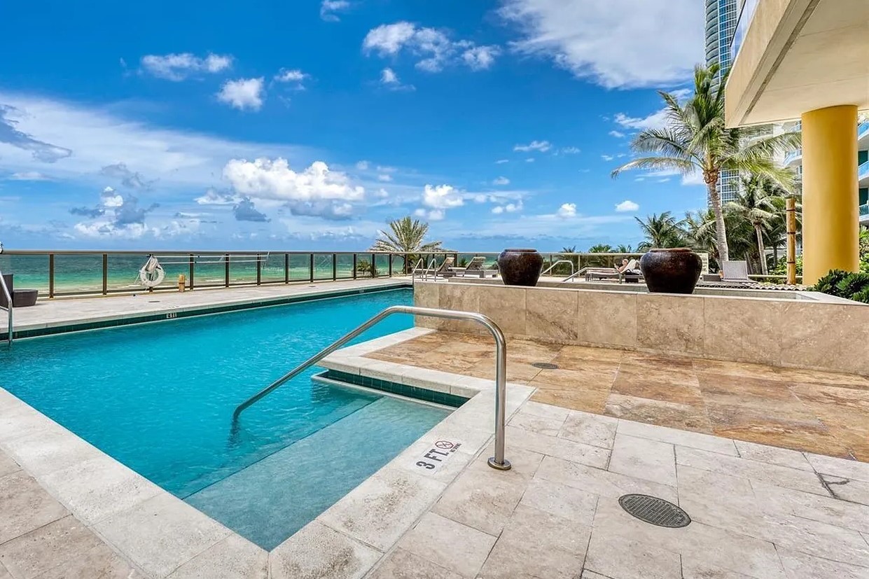 SayanTower Pool 