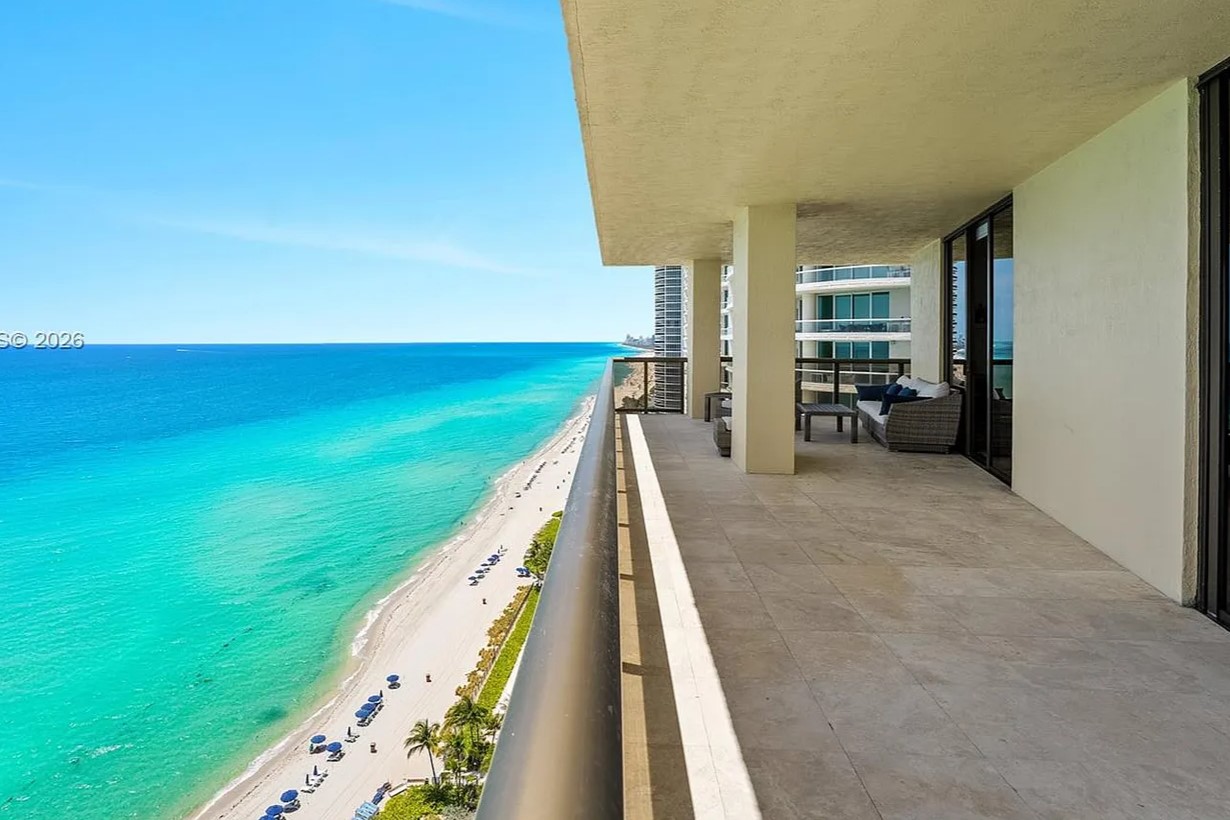 Beach View From Sayan Tower 