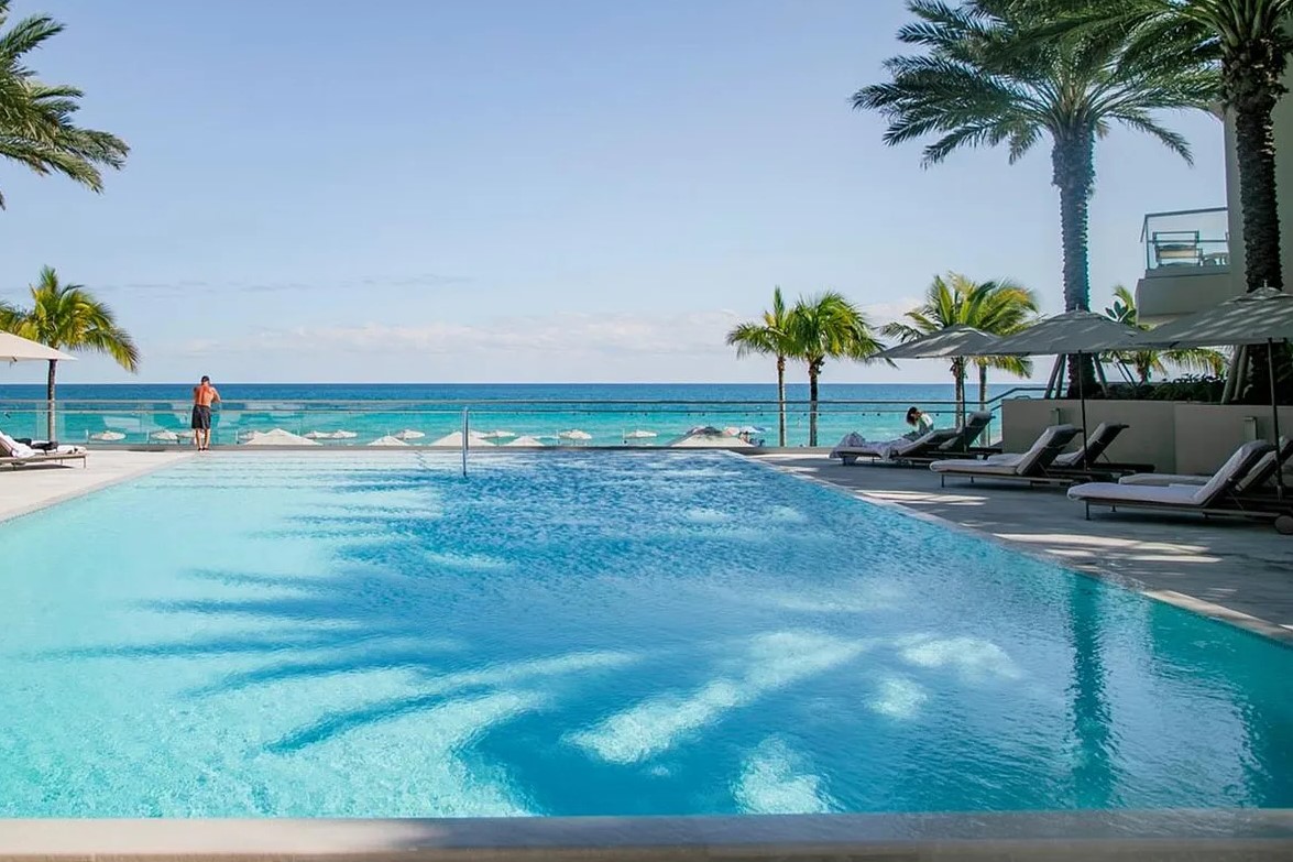 SayanTower Pool 