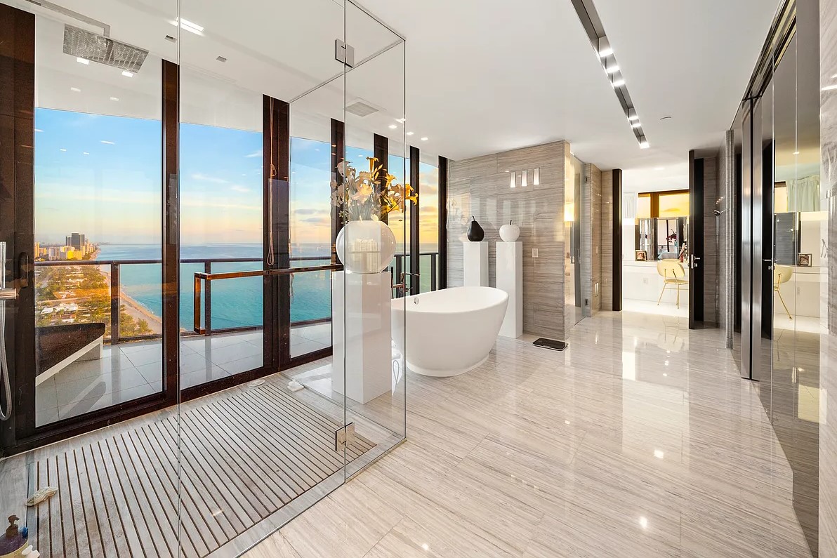 Regalia Tower Bathroom