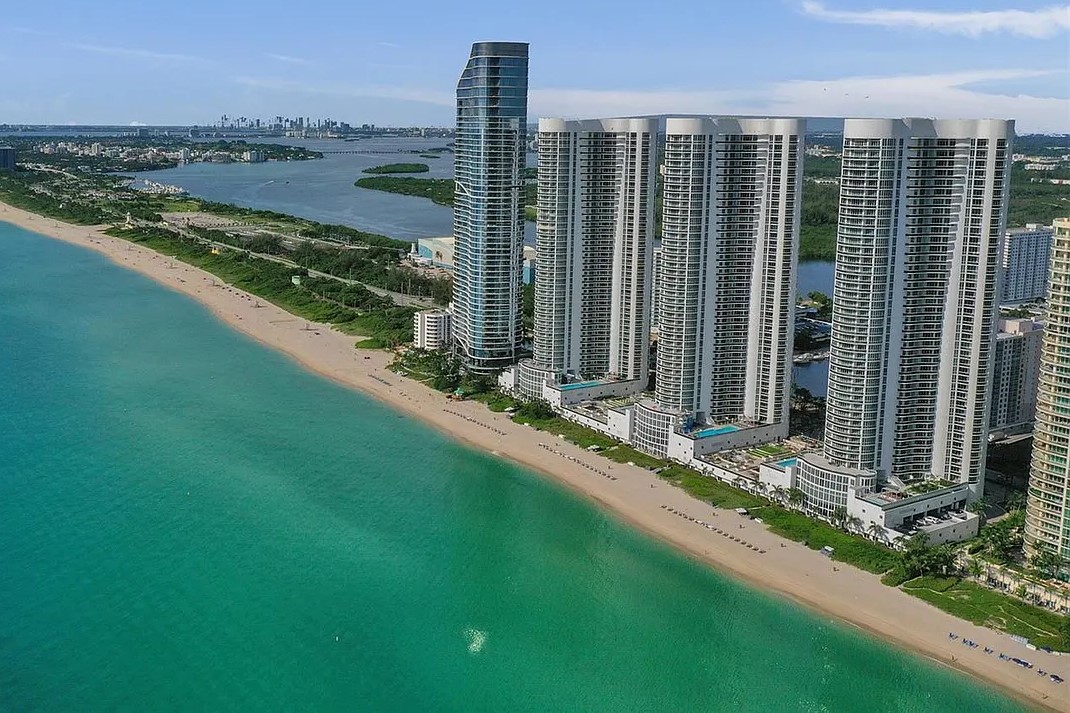 Trump Tower III Front Beach