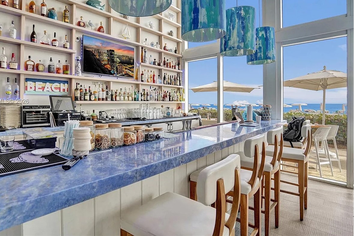 Trump Tower III Bar Area