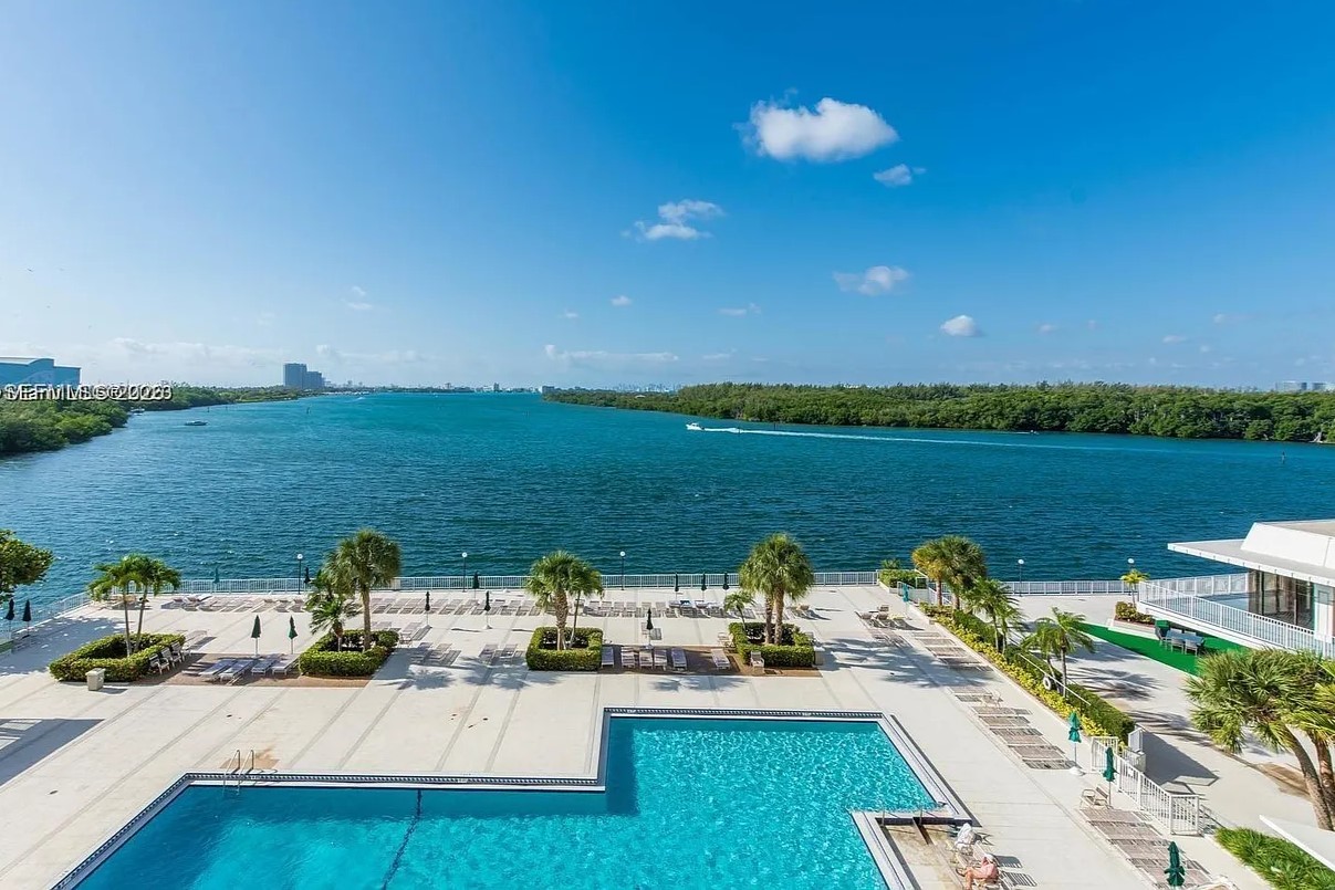 Arlen House Pool and Lake