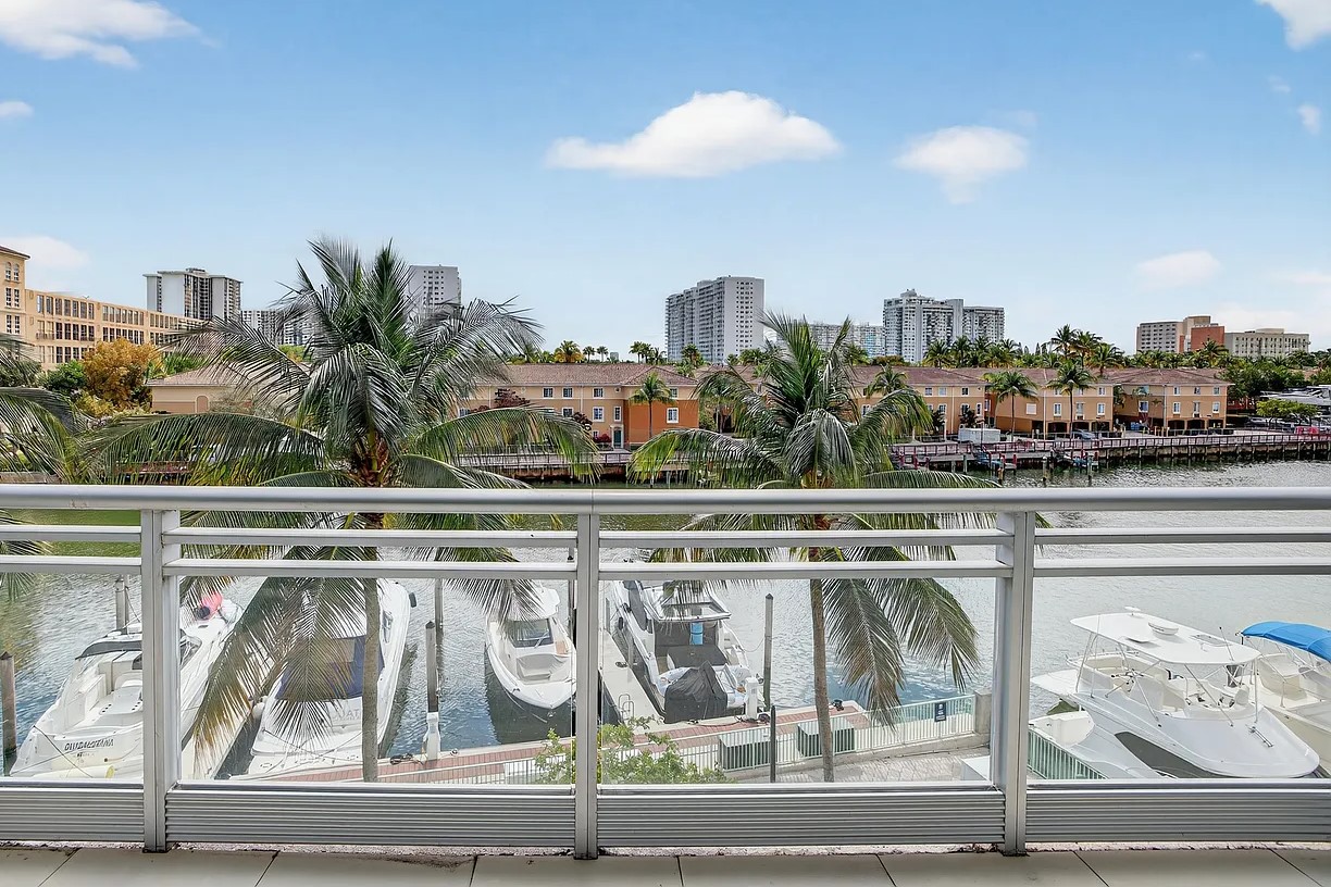 Hidden Bay Amenities and Lake
